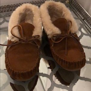 - Fuzzy Minnetonka moccasin slipper
